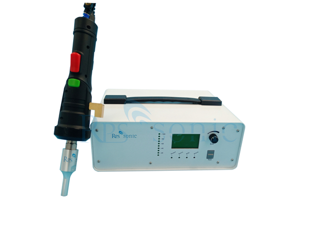 Equipo ultrasónico de soldadura por puntos de alta potencia con sonda transformadora.