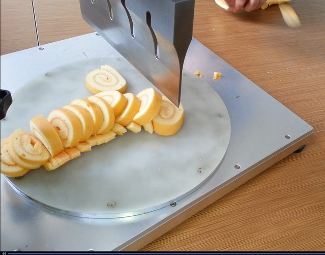 El cortador ultrasónico se convierte en una herramienta para cortar pasteles