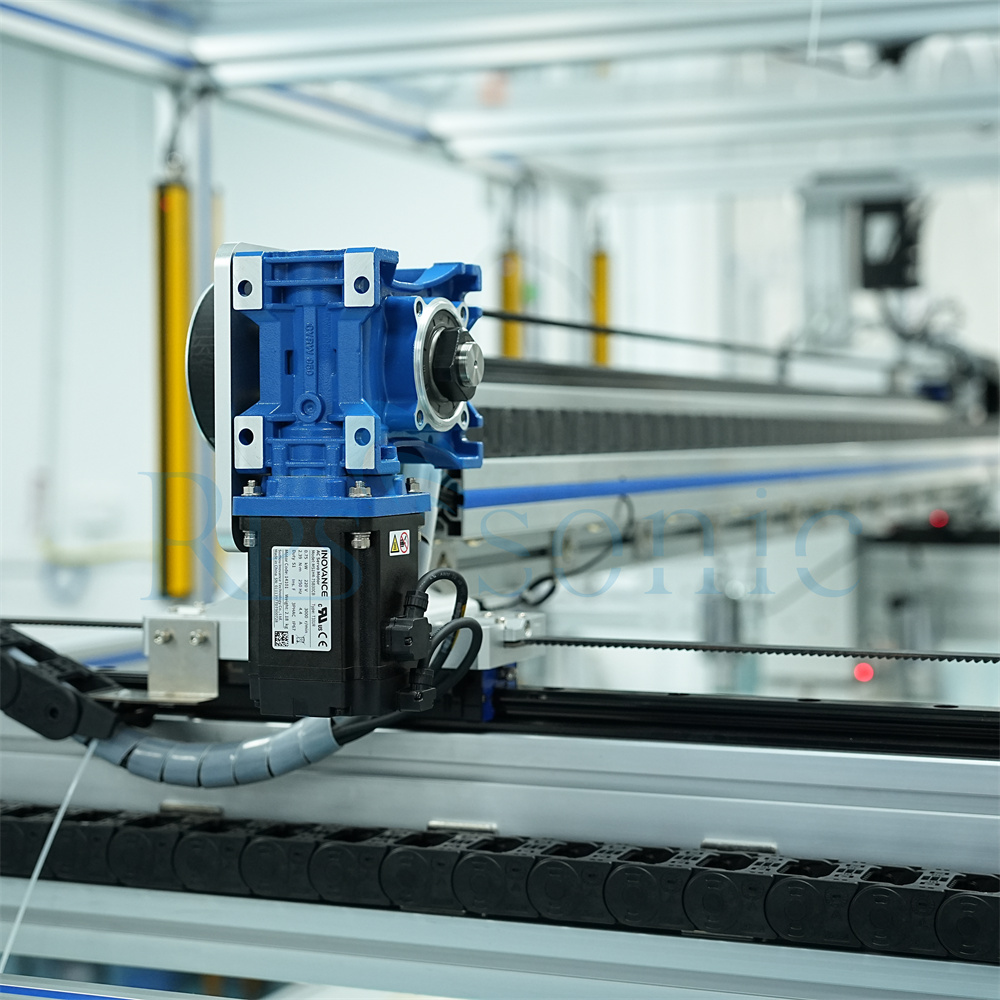 Cortadora ultrasónica del pan de la cortadora de la torta con la cinta transportadora