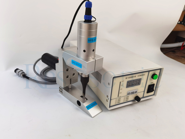 Cortadora ultrasónica compacta para cortar telas, materiales no tejidos, láminas y caucho butílico. 